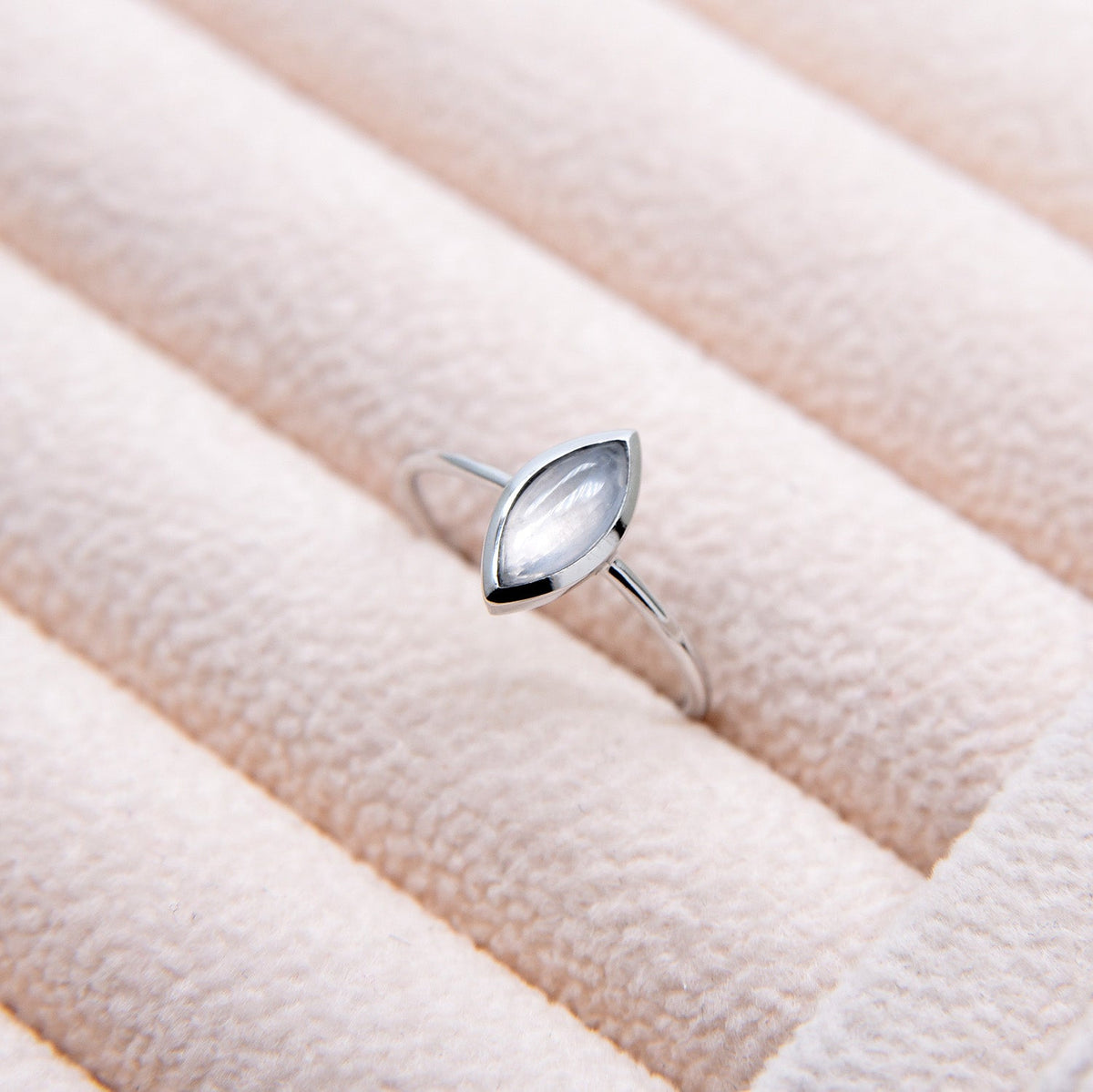 AURUM 金 18K Ring in Ice White Jade